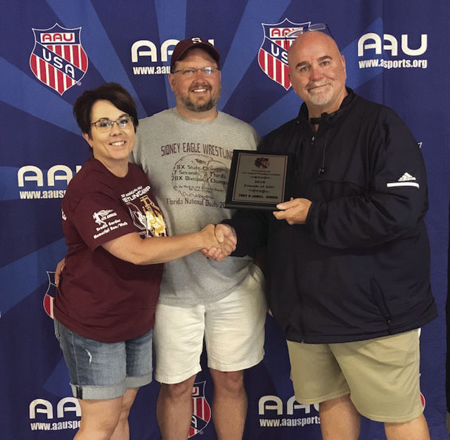 "Friends of AAU" award given to Jensens